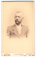 Fotografie J. S. Schroeder, Dresden, Reissigerstrasse 46, Portrait Stattlicher Herr Im Anzug Mit Vollbart  - Anonyme Personen