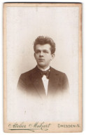 Fotografie Otto Wendt, Dresden-N., Bautznerstrasse 29, Portrait Junger Herr Im Anzug Mit Fliege  - Anonyme Personen