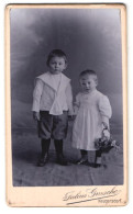 Fotografie Julius Grusche, Neugersdorf I /Sachs., Portrait Hübsch Gekleidetes Kinderpaar Mit Blumenkorb  - Personnes Anonymes