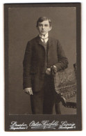 Fotografie Martin Herzfeld, Dresden, Pragerstrasse 7, Portrait Junger Mann Im Anzug Mit Krawatte  - Anonyme Personen