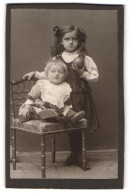 Fotografie Martin Herzfeld, Dresden, Pragerstrasse 7, Portrait Kleines Mädchen Im Kleid Mit Ball Und Kleinkind  - Personnes Anonymes