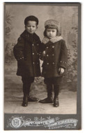Fotografie Fotograf Unbekannt, Zwicker, Portrait Zwei Kleine Jungen In Winterlicher Kleidung  - Personnes Anonymes