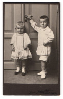 Fotografie Louis Schindhelm, Ebersbach I /S., Portrait Kinderpaar In Hübscher Kleidung  - Personnes Anonymes