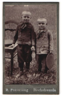 Fotografie R. Fritzsching, Bischofswerda, Portrait Zwei Kleine Jungen In Zeitgenössischer Kleidung  - Personas Anónimos