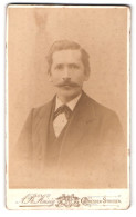 Fotografie A. R. Heisig, Dresden- Striesen, Portrait Modisch Gekleideter Herr Mit Moustache  - Personas Anónimos