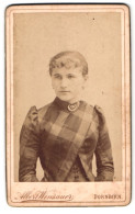 Fotografie Albert Winsauer, Dornbirn, Eisengasse 9, Portrait Junge Dame Mit Zurückgebundenem Haar  - Personnes Anonymes