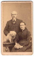 Fotografie P. E. Nickelsen, Westerland Auf Sylt, Portrait älteres Paar In Hübscher Kleidung Mit Hund  - Personas Anónimos