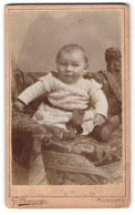 Fotografie Fr. Neumayer, München, Neuhauserstrasse 29, Portrait Süsses Kleinkind In Hübscher Kleidung  - Personnes Anonymes