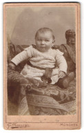 Fotografie Fr. Neumayer, München, Neuhauserstrasse 29, Portrait Süsses Kleinkind In Hübscher Kleidung  - Personas Anónimos