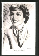 AK Schauspielerin Claudette Colbert Mit Freundlichem Lächeln  - Actors