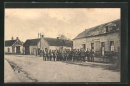 CPA Menneville, Vue De La Rue Avec Des Soldats  - Sonstige & Ohne Zuordnung