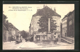 CPA Salins-les-Bains, Fontaine Des Cygnes Et Rue De La République  - Other & Unclassified