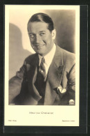 AK Schauspieler Maurice Chevalier Im Anzug Mit Krawatte  - Schauspieler