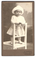 Fotografie A. Ausfeld, Arnstadt, Kleines Mädchen Im Weissen Kleid  - Personnes Anonymes