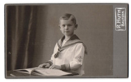 Fotografie R. Huth, Bautzen, Wendischestr. 13, Junge Im Matrosenhemd Mit Einem Buch  - Personnes Anonymes