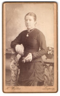 Fotografie H. Walter, Leipzig, Portrait Junge Frau Mit Medallion  - Personnes Anonymes