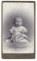 Fotografie Wilhelm Furetzky, Lissa, Bismarckstrasse 5, Niedliches Baby Auf Sitzmöbel  - Personnes Anonymes