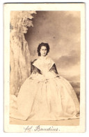 Fotografie Carl Mahlknecht, Wien, Portrait Auguste Wilbrandt-Baudius Im Hellen Reifrock Kleid  - Personalità