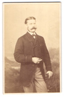 Fotografie Rabending Und Monckhoven, Wieden, Favoritenstr. 3, Portrait Baron Von Berlichingen Im Anzug  - Personalità
