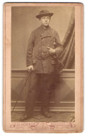 Fotografie F. X .Ostermay, München, Schillerstr. 4, Portrait Junger Mann Im Anzug Auf Der Walz Mit Stock Und Gepäck  - Berufe