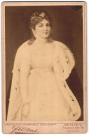 Fotografie F. Albert, Berlin, Friedrich-Str. 76, Portrait Prinzessin Luise Von Preussen Im Königsmantel  - Personalità