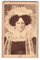 Fotografie Heinrich Axtmann, Plauen I. V., Oberer Graben 19, Portrait Maria Stuart Im Kleid Mit Kopfkragen  - Berühmtheiten