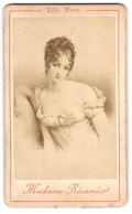 Fotografie Nd. Phot., Ort Unbekannt, Portrait Madame Julie Recamier Im Schulterfreien Kleid, 1889  - Personalidades Famosas