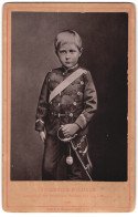 Fotografie Paul F. G. Neumann, Berlin, Portrait Kronprinz Friedrich Wilhelm In Uniform Mit Säbel  - Berühmtheiten