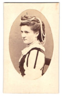 Fotografie Unbekannter Fotograf Und Ort, Portrait Junge Schauspielerin Als Kriemhild Im Kostüm Mit Perlenkette, 1875  - Personalità