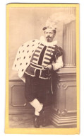 Fotografie Unbekannter Fotograf Und Ort, Portrait Schauspieler Als Arnulf Von Heldenstein Im Kostüm  - Personalidades Famosas