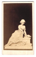 Fotografie Unbekannter Fotograf Und Ort, Statue Kleines Mädchen Füttert Die Tauben  - Anciennes (Av. 1900)