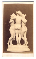 Fotografie Unbekannter Fotograf Und Ort, Statue Drei Nackte Frauen Tanzen Innig Umschlungen  - Anciennes (Av. 1900)