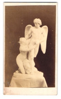 Fotografie Unbekannter Fotograf Und Ort, Statue Nackte Frau Klammert Sich An Einen Engel  - Anciennes (Av. 1900)
