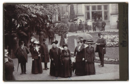 Fotografie E. H. Hies, Wiesbaden, Ansicht Wiesbaden, Herrschaften Beim Flanieren In Einem Park, 1911  - Lieux