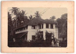 Fotografie Unbekannter Fotograf, Ansicht Tellicherry - Thalassery / Indien, Kolonialisten-Familie Vor Villa Mit Hausdi  - Lieux