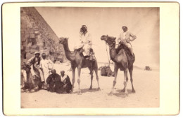 Photo Photographe Inconnu,  Vue De Giseh - Gizeh, Ägyptische Führer & Europäer Auf Kamel Bei Den Pyramiden  - Lieux