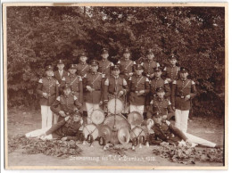 Fotografie Unbekannter Fotograf, Ansicht Grossbrembach, Spielmannszug Des T.V. Grossbrembach 1928, Musiker In Uniform  - Guerre, Militaire