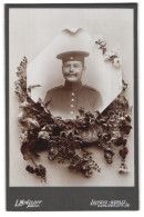 Fotografie L. Minzloff, Leipzig, Gohliserstr. 50, Soldat Des Art.-Rgts. In Uniform Im Mit Blumen Verzierten Passeparto  - Guerre, Militaire