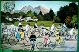 CPA  Enfants BEBES MULTIPLES CYCLISTES PROMENADE EN VELO . 1908 . MULTI BABIES RIDING BICYCLE   BABY ON BIKE .  OLD PC - Gruppen Von Kindern Und Familien