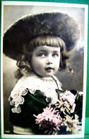 Cpa Photo PORTRAIT JOLIE PETITE FILLE , Chapeau , Col Dentelle , Yeux Clairs, 1906 . PRETTY LITTLE GIRL . FUR HAT OLD PC - Portretten