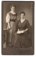Fotografie Otto Jordan, Hamburg, Schillerstr. 39, Zwei Junge Damen In Feinen Kleidern  - Personnes Anonymes