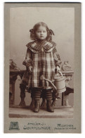 Fotografie Kaufhaus Oberpollinger G. M. B. H., München, Neuhauser-Str. 44-46, Kleines Mädchen Im Kleid Mit Giesskanne  - Personnes Anonymes