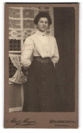 Fotografie Albert Mayer, Wasserburg A. Inn, Neustr., Junge Dame In Modischer Bluse Und Rock  - Personnes Anonymes