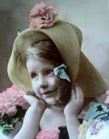 Cpa Photo BELLE PETITE FILLE  CHAPEAU ET FLEURS   PORTRAIT CUTE GIRL HAT AND FLOWERS OLD RPPC - Portretten