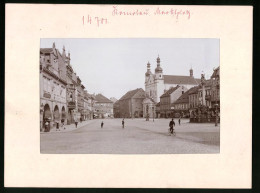 Fotografie Brück & Sohn Meissen, Ansicht Komotau, Marktplatz Mit K.u.K. Infanterie Kaserne, Apotheke, Möbelwarenhaus  - Lieux