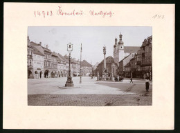 Fotografie Brück & Sohn Meissen, Ansicht Komotau, Marktplatz, Dreifaltigkeitssäule, Blick Auf K.u.K. Infanterie Kase  - Lieux