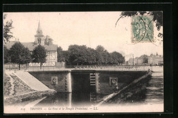 CPA Troyes, Le Pont Det Le Temple Protestant  - Troyes