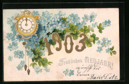 Präge-AK Fröhliches Neujahr 1903 Mit Vergissmeinnicht Und Uhr  - Autres & Non Classés