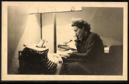 Fotografie Sekretärin Bei Der Arbeit Mit Schreibmaschine, Typewriter  - Mestieri
