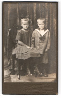 Fotografie W. Bindseil, Hamburg, V. Essenstr. 22, Kinderpaar In Modischer Kleidung  - Anonymous Persons